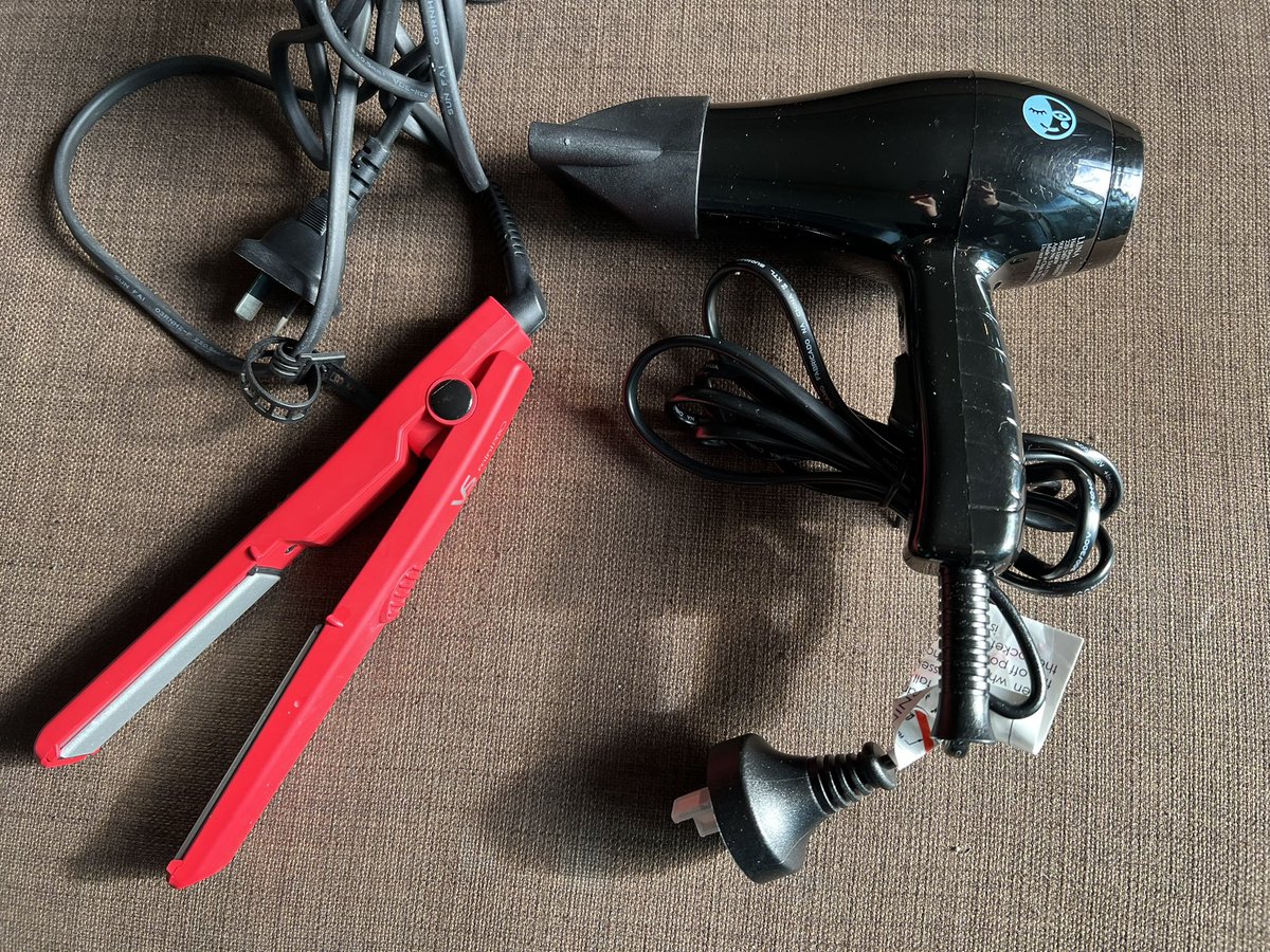n0n_yaA's tweet photo. 帰国のためお譲りします。ドライヤー、アイロン各5ドル。box各2ドル。値段交渉可能です。受け渡しはCBD内。お気軽にDMください😌！
#メルボルン https://t.co/mXIezC1tmB