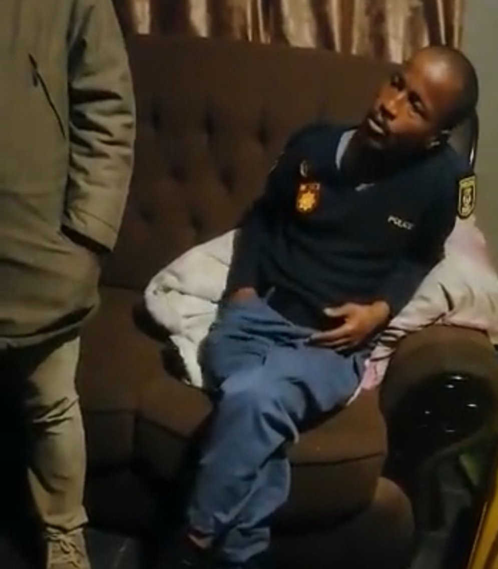 Crime_SpotterSA's tweet photo. a shocking turn of events, a police officer employed by the South African Police Service (SAPS), known by his name Bafana, has transformed his own house into a notorious drug den. https://t.co/xK9EFm6qIL https://t.co/7aAvkx2ILF