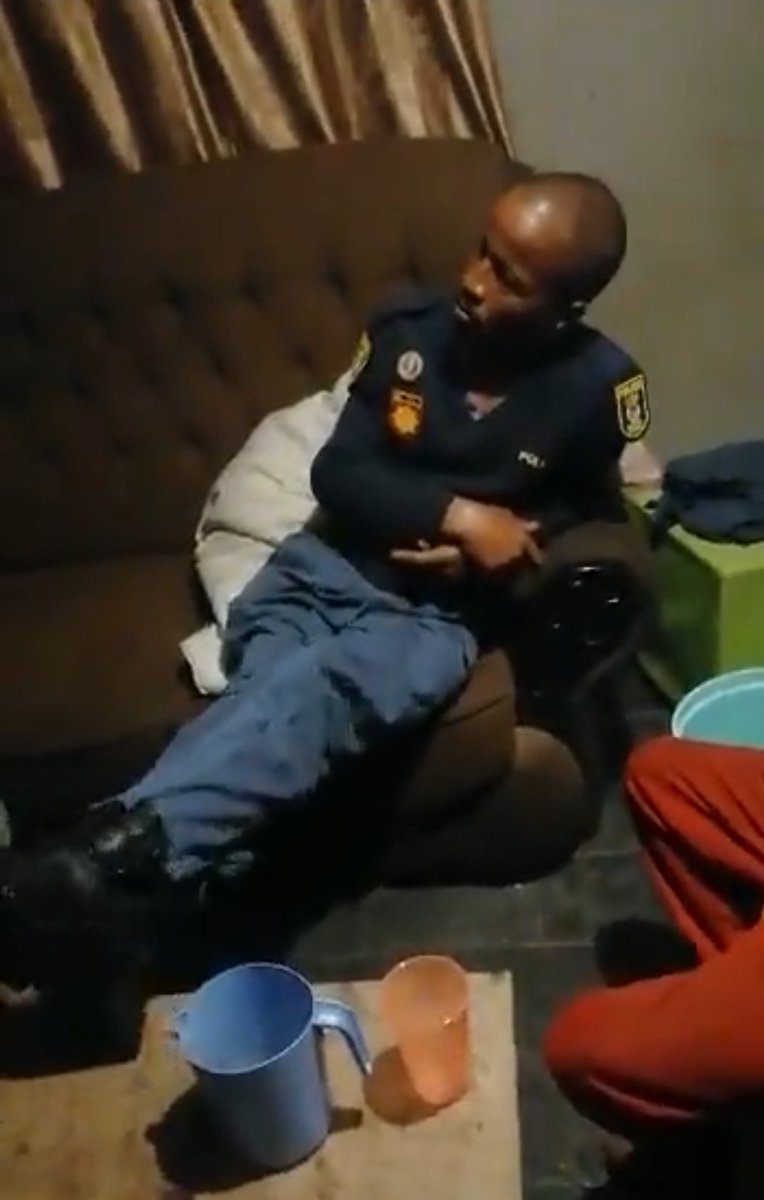 Crime_SpotterSA's tweet photo. a shocking turn of events, a police officer employed by the South African Police Service (SAPS), known by his name Bafana, has transformed his own house into a notorious drug den. https://t.co/xK9EFm6qIL https://t.co/7aAvkx2ILF