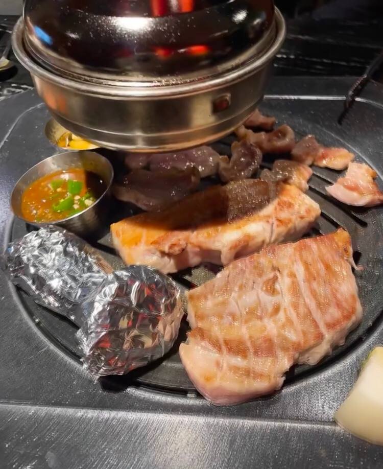 Anne7342's tweet photo. Korean restaurant barbecue, very delicious https://t.co/nGUA3LrJ2l