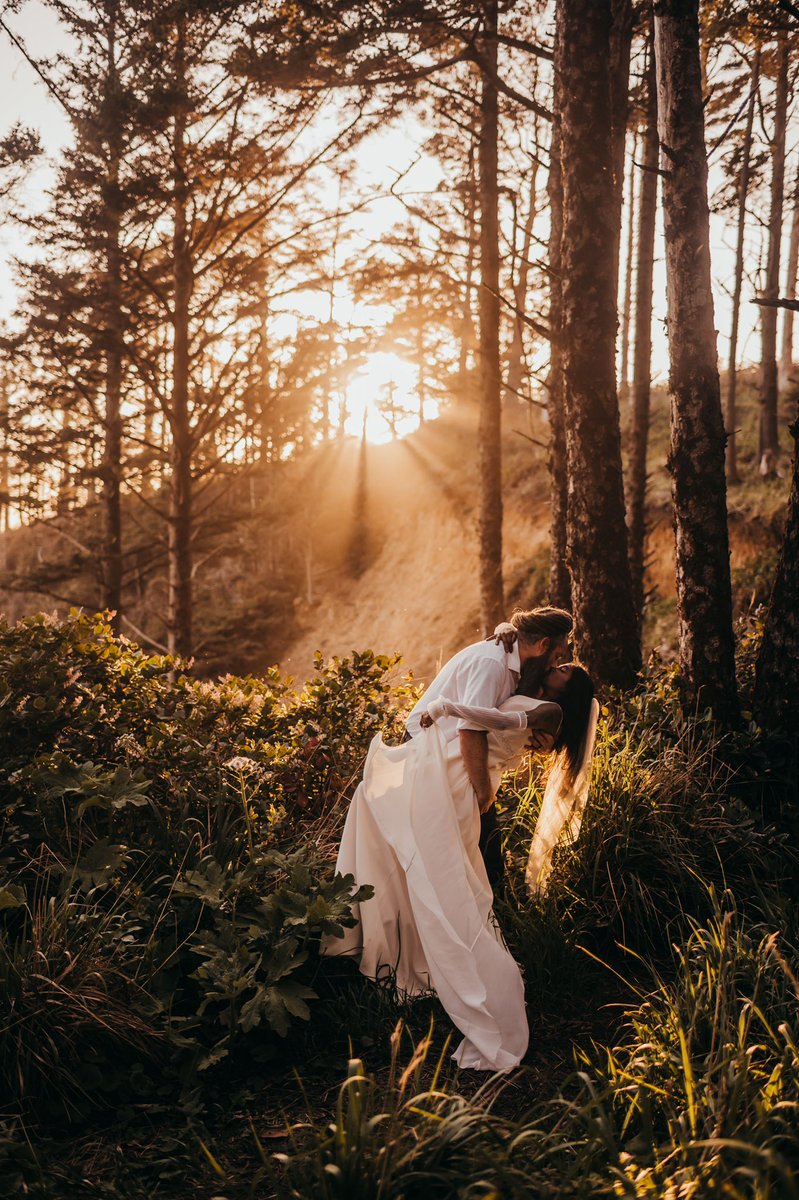 theeslimreaperr's tweet photo. I’ve been waiting for a golden hour like this for my entire photography career. Oregon blows me away everytime https://t.co/RfDYC7rU9q