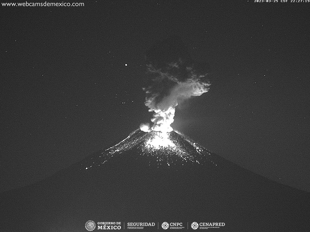 Popocatepetl_MX's tweet photo. Existen diferentes tipos de erupciones, las más recientes del #Popocatépetl: 

Vulcanianas: súbitos estallidos con emisión de fragmentos incandescentes sobre las laderas.

Estrombolianas: emisión continua de ceniza y extrusión de magma que generaría un domo de lava. https://t.co/4yJv2gW8kU