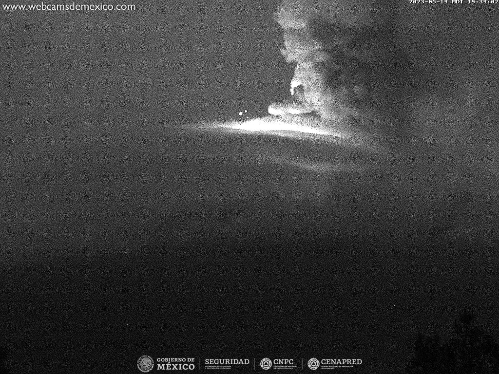 Popocatepetl_MX's tweet photo. Existen diferentes tipos de erupciones, las más recientes del #Popocatépetl: 

Vulcanianas: súbitos estallidos con emisión de fragmentos incandescentes sobre las laderas.

Estrombolianas: emisión continua de ceniza y extrusión de magma que generaría un domo de lava. https://t.co/4yJv2gW8kU