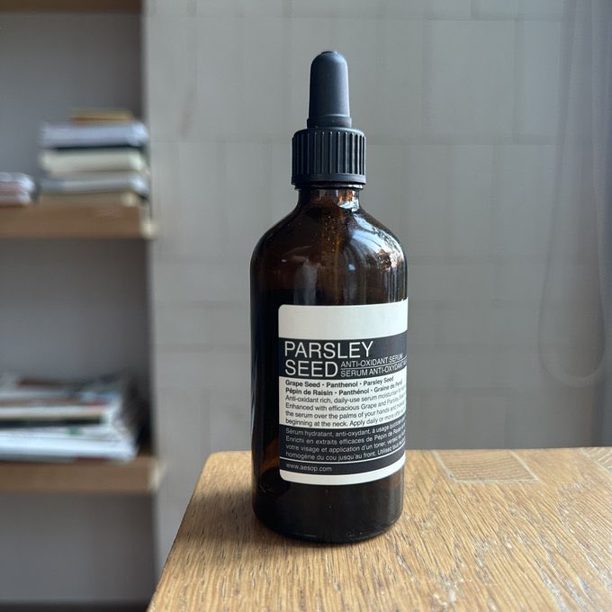 pha_1152's tweet photo. Aesop Parsley seed เอสเซ้นด้านอนุมูลอิสระผิวเหี่ยวๆจากมลภาวะให้ค.ชุ่มชื้นไม่หมองคล้ำง่าย เนื้อแห้งซึมไวหายไปกับหน้าไม่เหนียวเหนอะหนะ ไม่เหลือค.มัน มีกลิ่นหอมอ่อนๆของสมุนไพรแบบสปาๆ เหมาะกับคนผิวแห้งและผสม ใช้แล้วรู้สึกหน้าสู้มลพิษดีมากผิวแข็งแรง
พิกัด; https://t.co/ARs71RE2Yw https://t.co/LpvOtCUjee