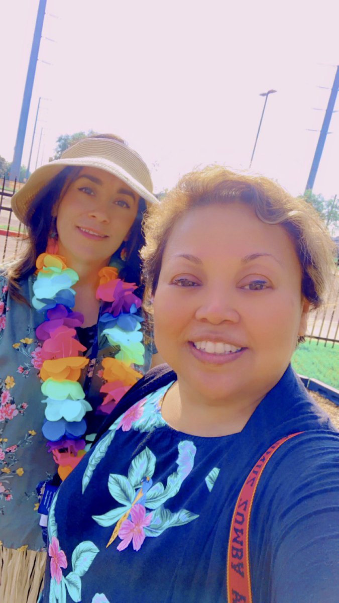 glgal00's tweet photo. L de Luau - vestimos de Hawaiian πΊ ποΈ @JOSECARDENASECC @EISDofSA #schoolcountdown #countdowntosummer https://t.co/ZFqEKYnQNK