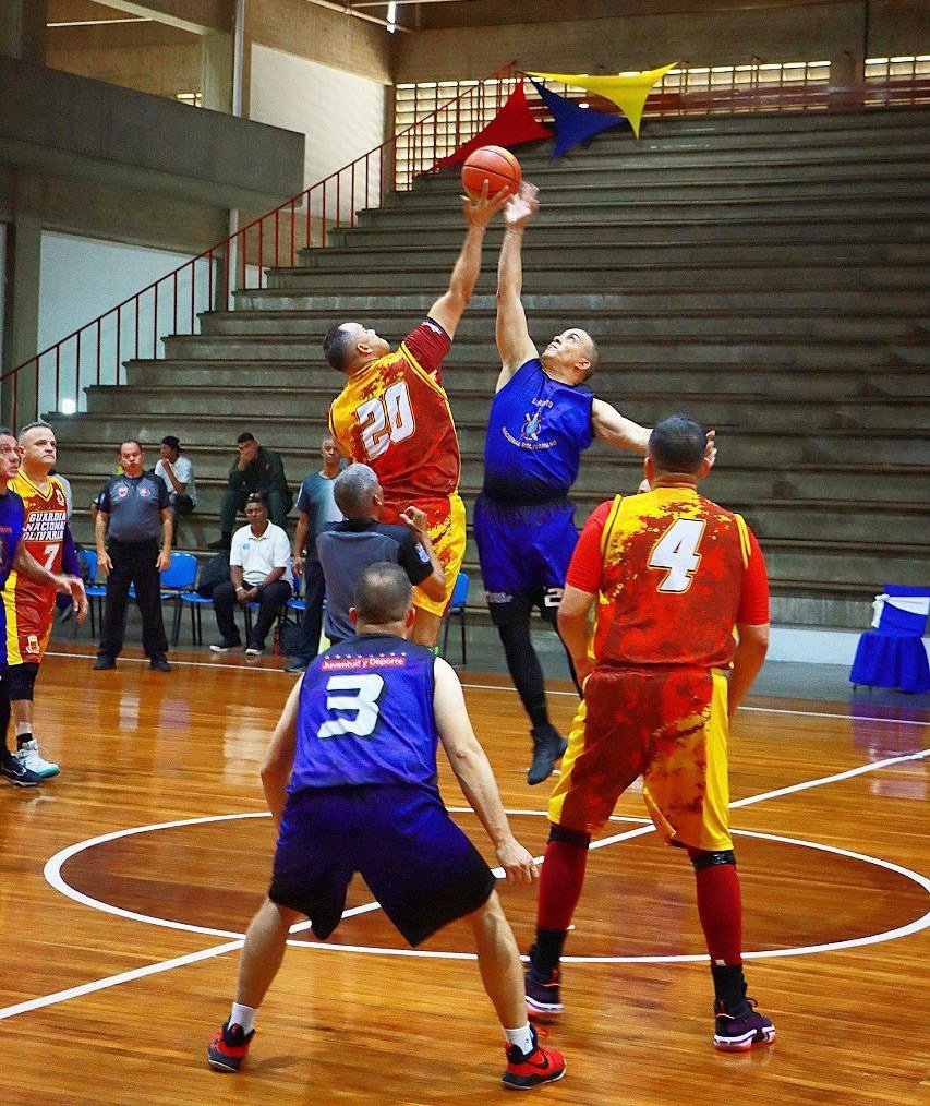 Fin Rol de Maniobra de los Juegos Deportivos Bicentenarios en el marco del 2️⃣0️⃣0️⃣ Aniv. de la "Batalla Naval del Lago de Maracaibo", punto de encuentro, esfuerzo y sana competencia entre los hermanos de la #FANB @somos_ejercito, <a href="/ArmadaFANBVzla/">Armada_ve</a>, <a href="/AmbFanb/">AMB_FANB</a> y <a href="/GnbGaranteDePaz/">Guardia Nacional Bolivariana</a>. ¡Bz!
