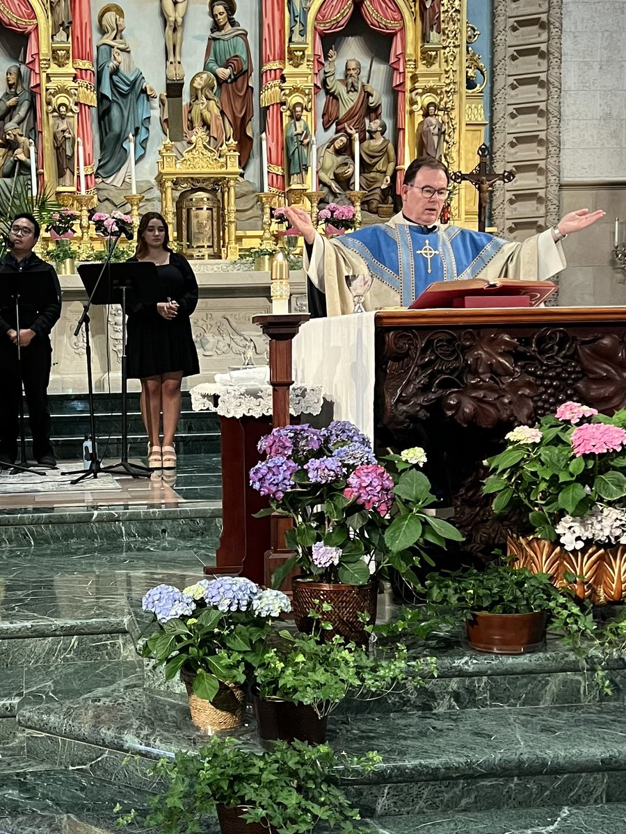 usdministry's tweet photo. It was a joy to celebrate the Law and Graduate Schools Graduation Mass this afternoon in Founders Chapel.  Congratulations graduates! https://t.co/3gAfOIhkDD