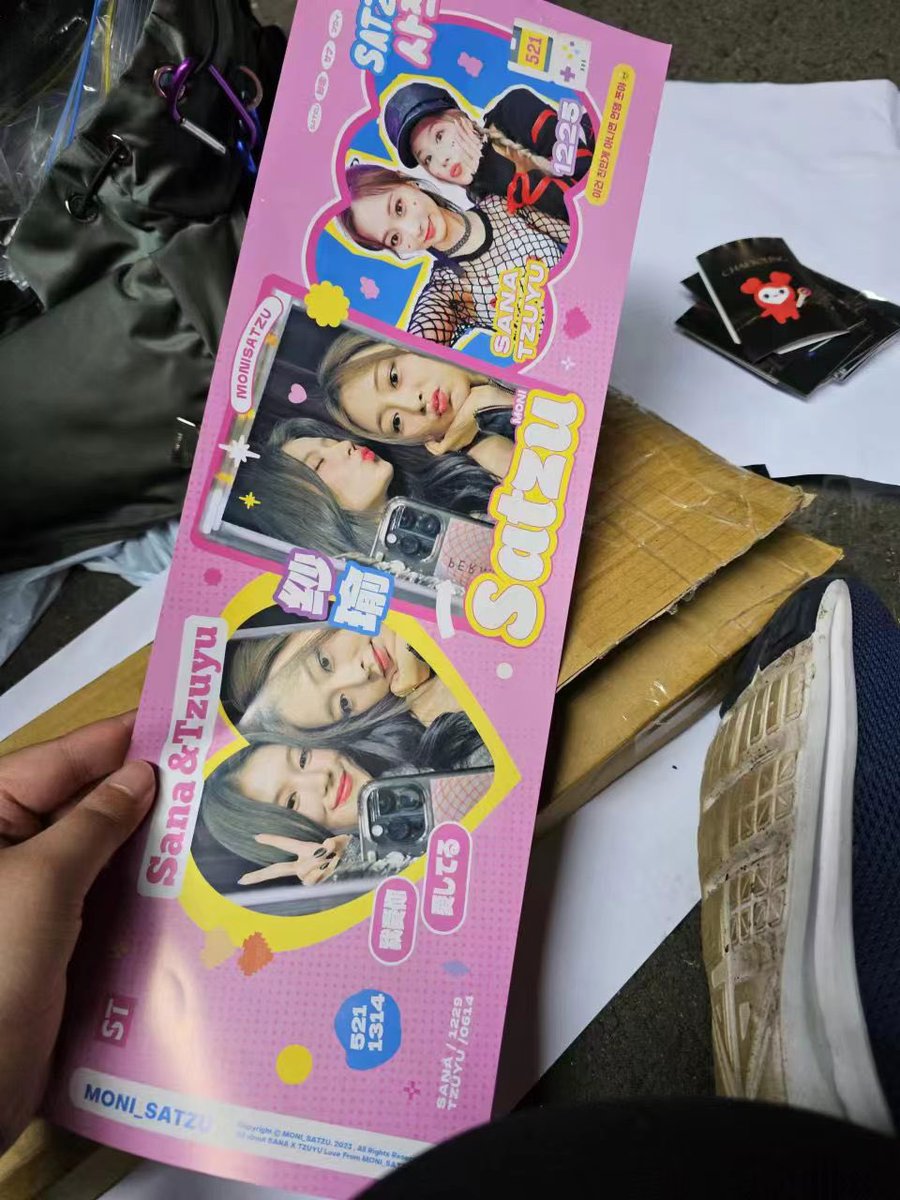 MONI_SATZU's tweet photo. We will distribute the paper slogan 

Please Show Us your Ticket 👌

#사나 #쯔위 #SANA #TZUYU #사쯔 #Satzu  #트와이스 #TWICE #トゥワイス #TWICE_5TH_WORLD_TOUR_JAPAN 
#READYTOBE_IN_TOKYO_D1 https://t.co/WFcsYcN8xo