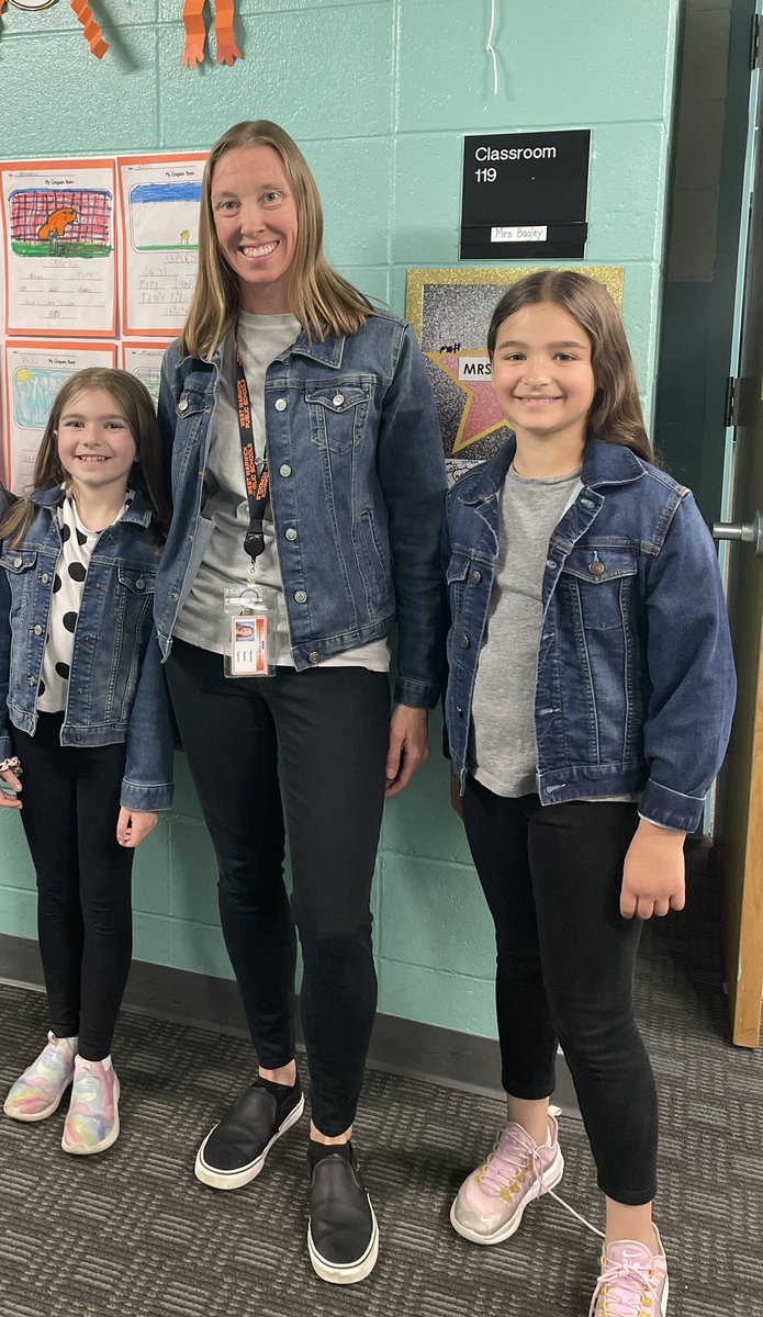 abagley13's tweet photo. Dress like your teacher day❤️ https://t.co/KH3PHpyi0S