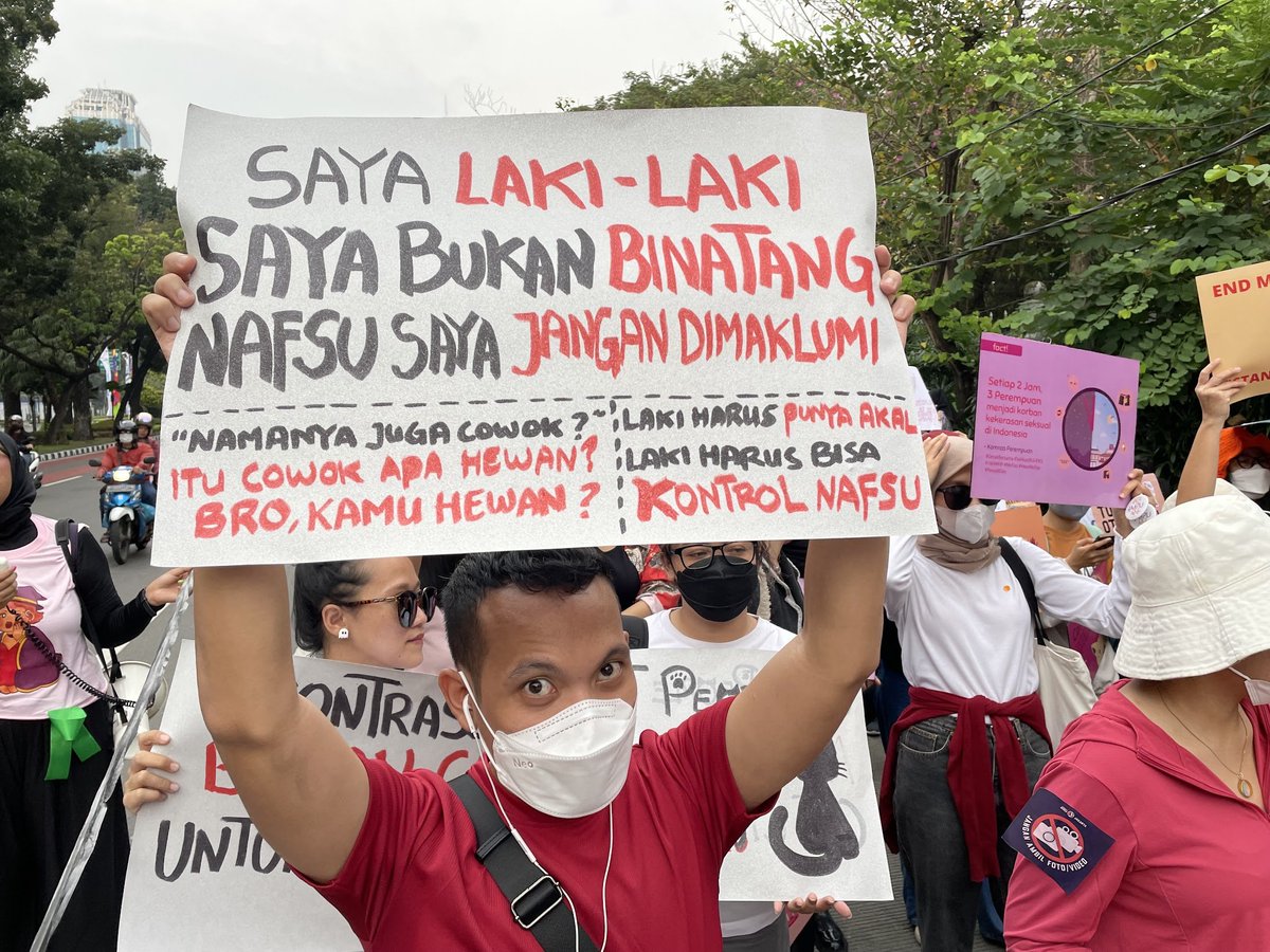 andreasharsono's tweet image. Seorang lelaki bawa poster. Pesannya jelas sekali. Lelaki harus berakal dan tak menjadikan perempuan sebagai objek khayalan yang menjijikkan