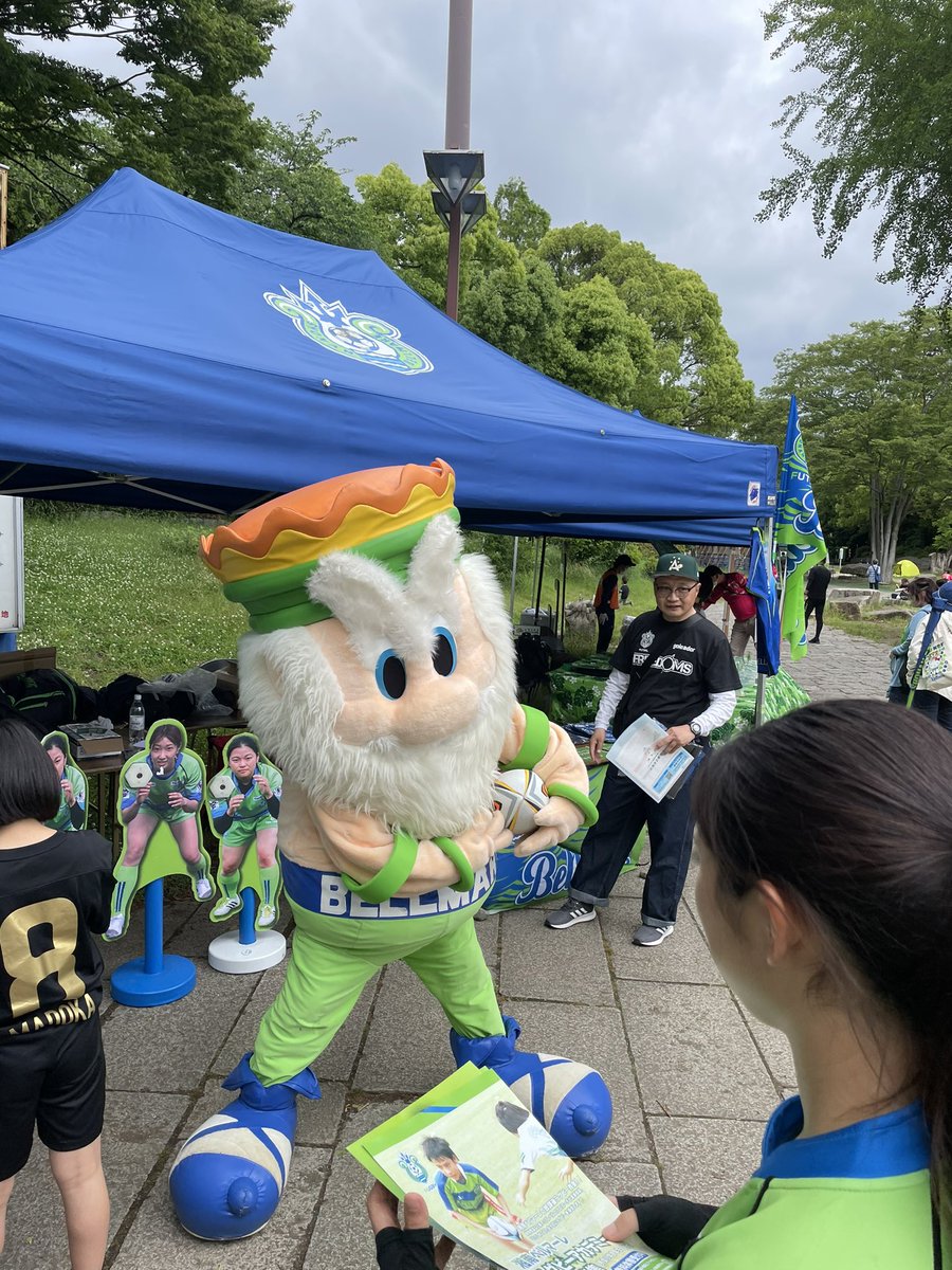 HIDE_Bell12's tweet photo. Bell7ブースでベル爺もラグビー🏉やってた🤣🤣🤣 #Bell7 #bellmare #0520湘南C大阪 https://t.co/w34FHg5LwB