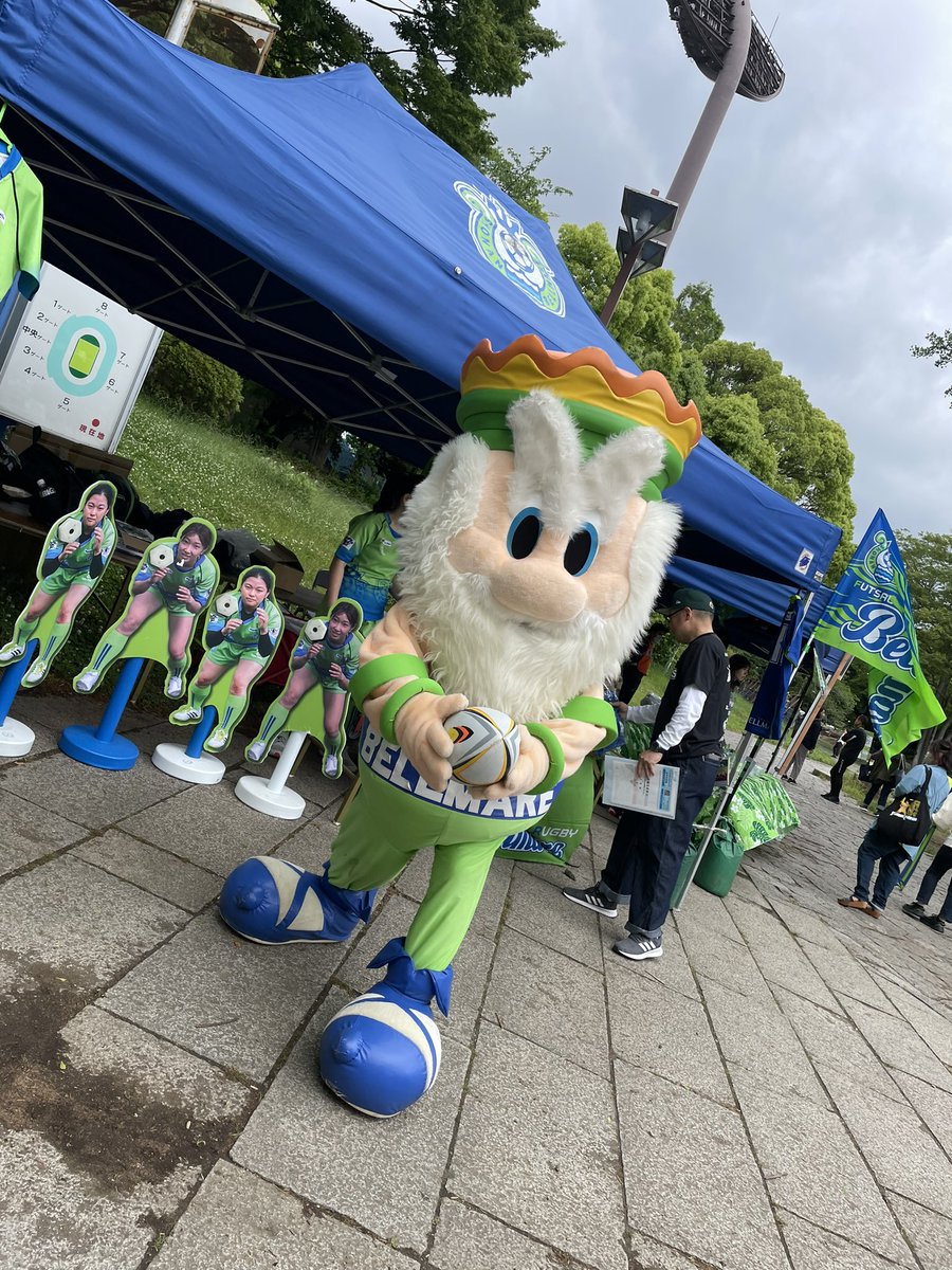 HIDE_Bell12's tweet photo. Bell7ブースでベル爺もラグビー🏉やってた🤣🤣🤣 #Bell7 #bellmare #0520湘南C大阪 https://t.co/w34FHg5LwB