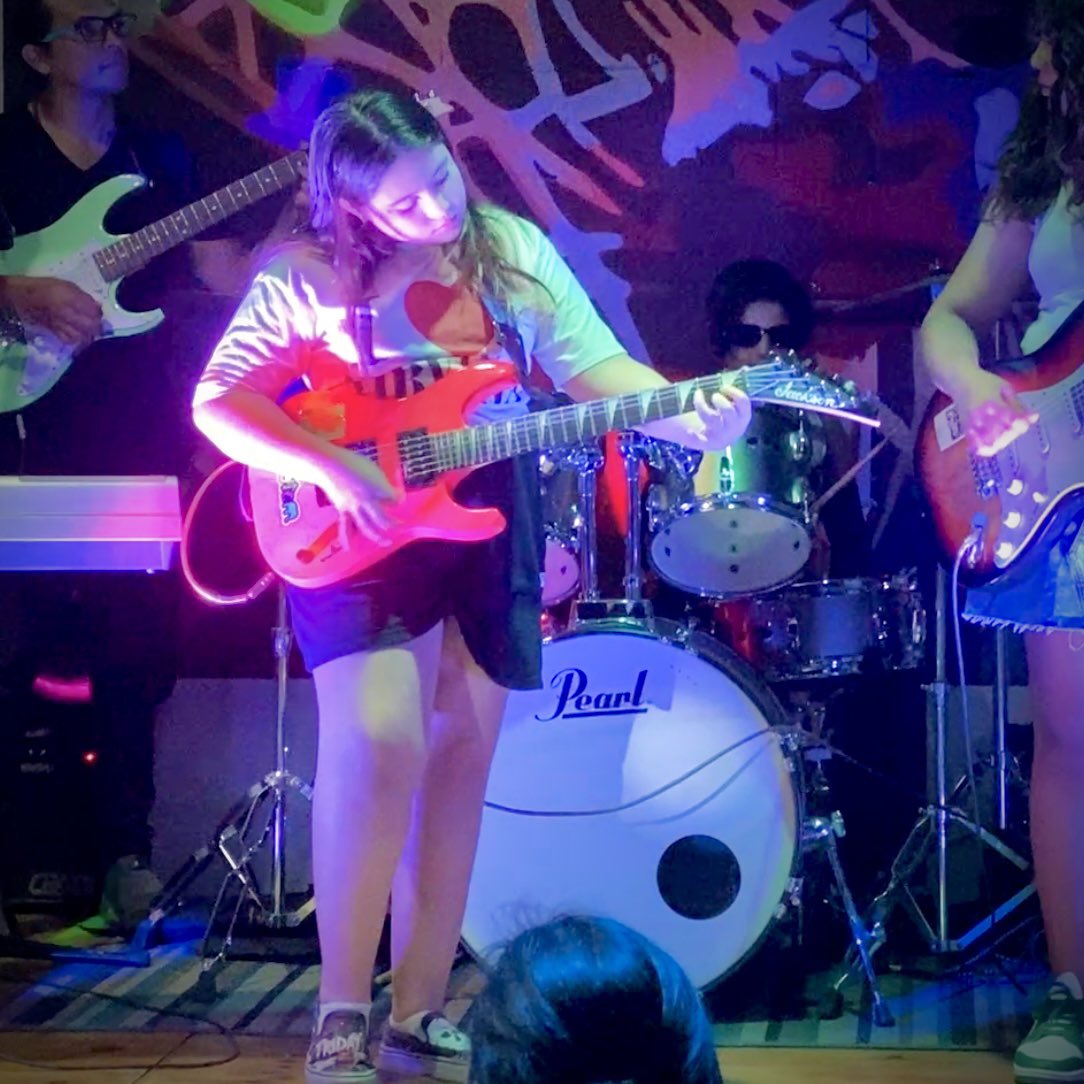 ColachoTv's tweet photo. Hoy @kikimusprime dio su primero concierto de guitarra 🤘🏻
¡ESTAMOS SUPEE ORGULLOSOS DE TI!
#littleRockstar #guitarPlayer #streamergirl #ColachoTV https://t.co/eJL9BzLwbK