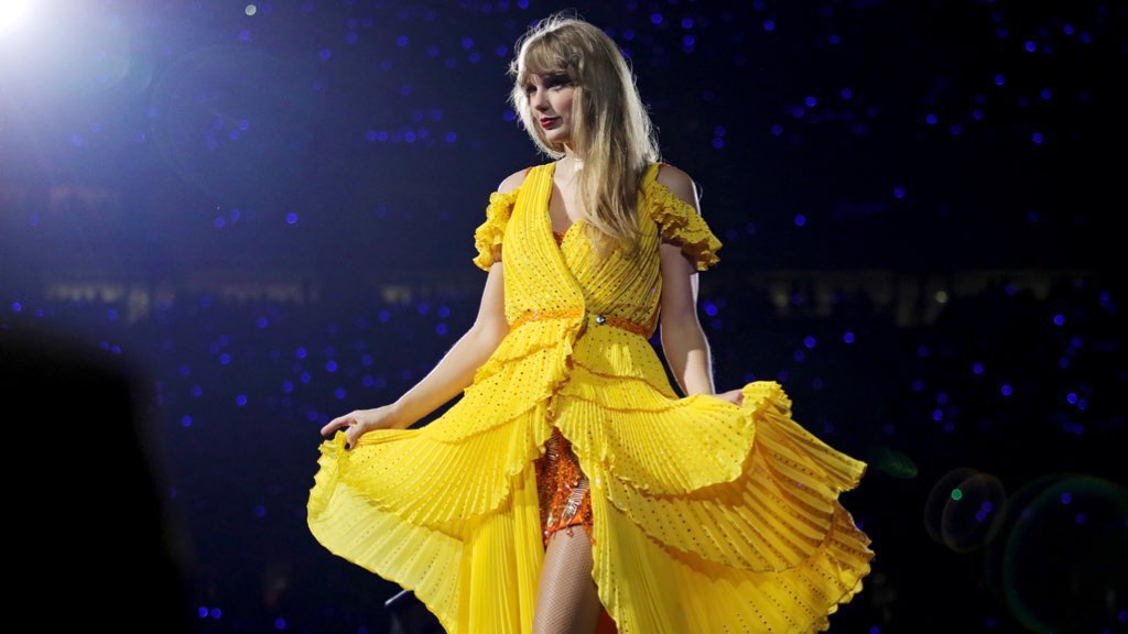 tswifterastour's tweet photo. 🚨| Taylor Swift performs “Should’ve Said No” from “Taylor Swift (Debut)” as the first surprise song for Day 1 of ‘The Eras Tour’ in Foxborough, Massachusetts!

“I had so much fun performing this during my first album”

#TSTheErasTour #FoxboroughTSTheErasTour https://t.co/EXp8y8jKBE
