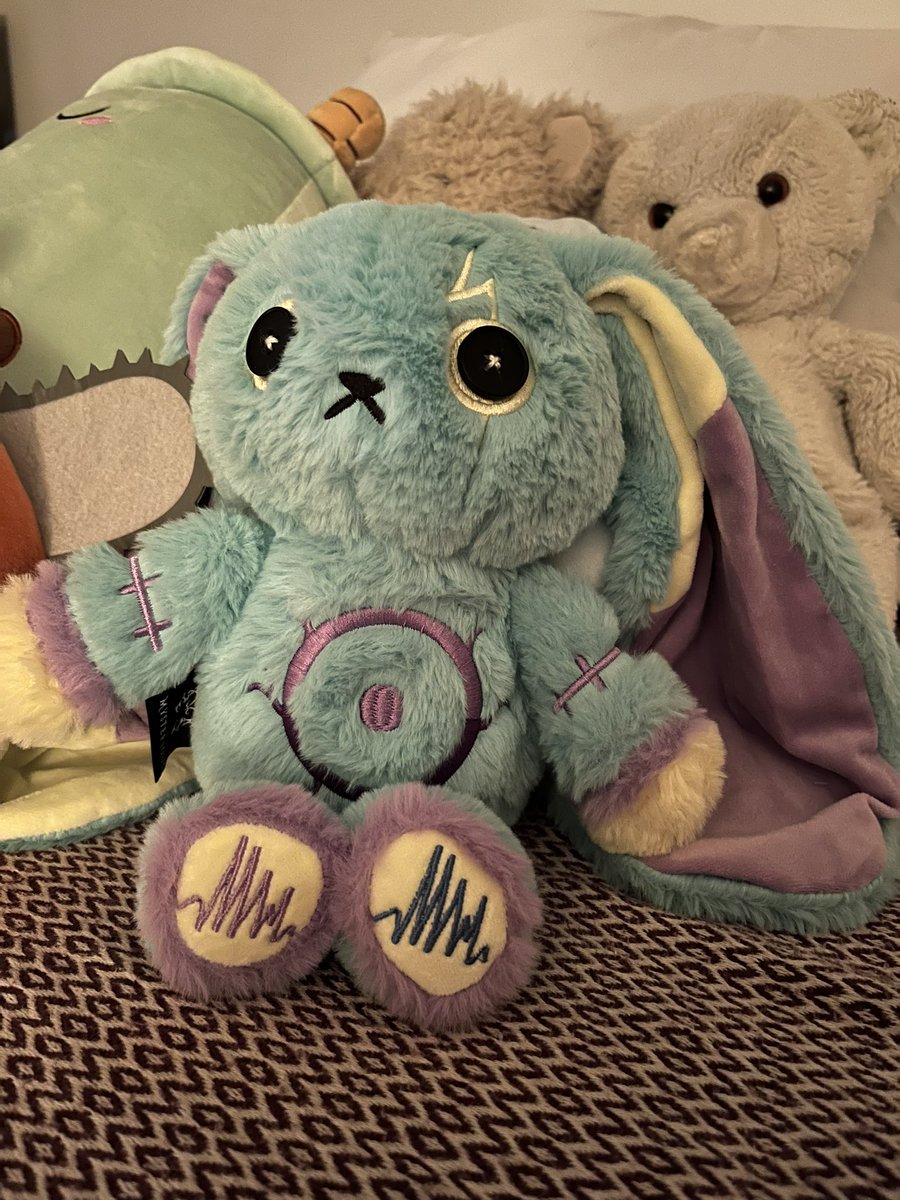 manga_makeup's tweet photo. Epilepsy bunny has joined my ever growing collection of plushies 😊🧠⚡️from @PlushieDreadful (gotta love twitter ad finds lol) https://t.co/YTlTP8HB4A