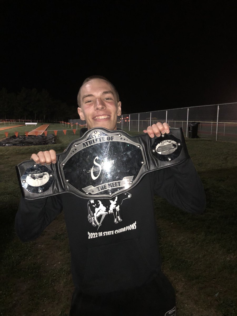 Ty Smoot walks away with athlete of the meet after a gutsy finish in the 800 to qualify and running an amazing 3rd leg of the 4x4 after dropping his lunch somewhere in between the two events! (And maybe got tackled by coach after seeing the time)
⚡️⚡️⚡️🐄