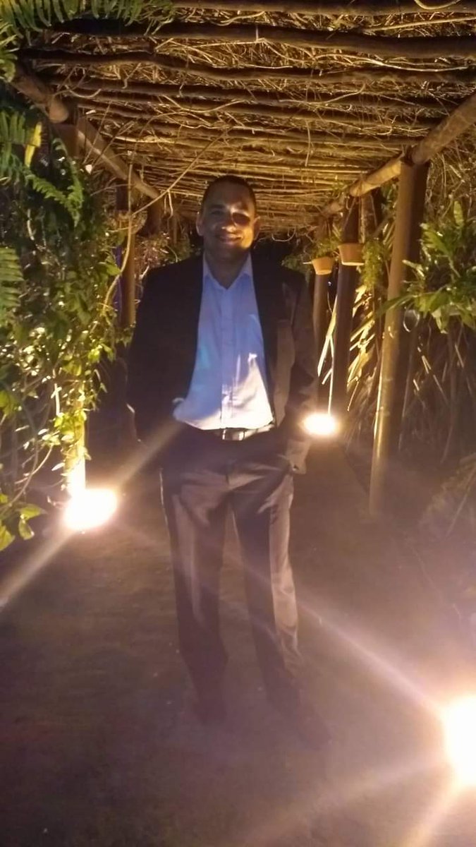 Você não precisa de muito para construir um mundo melhor.🕊

You don't need much to build a better world.🕊