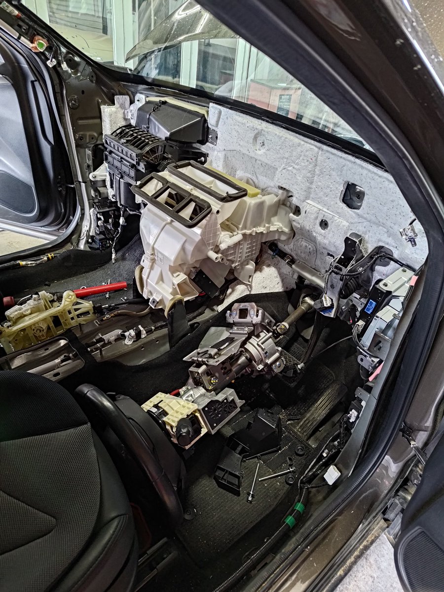 abe2him's tweet image. 最近暑くなってきて毎日エアコンの修理をしている気がします…
冬場もたまにエアコン入れたほうが圧力差の関係でガスは抜けにくくなりますよ！頭の片隅にでも…