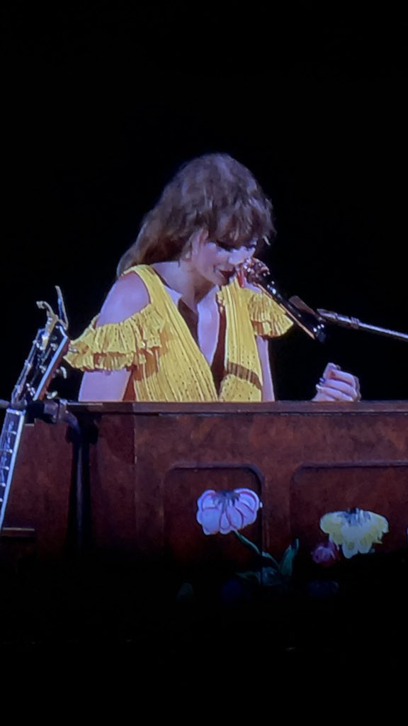 tswifterastour's tweet photo. 🚨| Taylor Swift performs “Better Man TV” from “Red TV” as the second surprise song for Day 1 of ‘The Eras Tour’ in Foxborough, Massachusetts!

“I wrote this song originally for the Red album that just narrowly didn’t make the cut”

#TSTheErasTour #FoxboroughTSTheErasTour https://t.co/Nsv9ZPOSrm