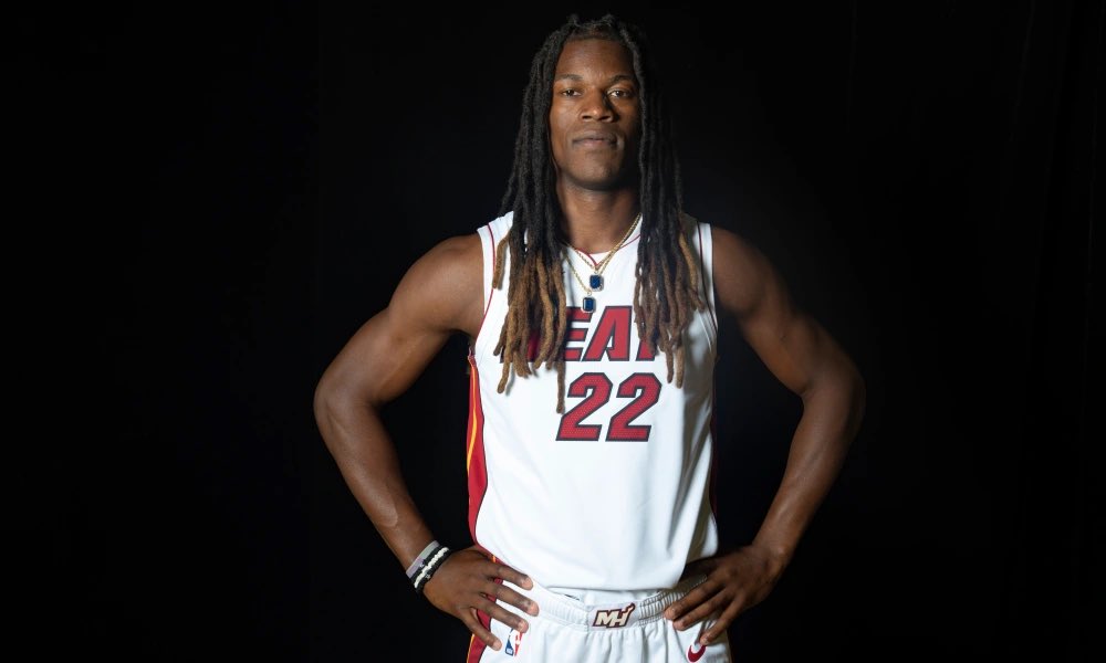chicagoBRIZ's tweet photo. They getting shit on by R-Truth https://t.co/uBJcJkA4AN