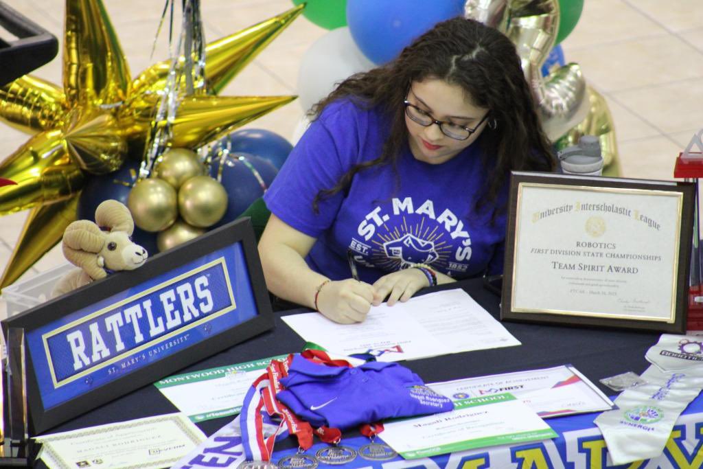 LRamirez_MHS's tweet photo. Today we hosted our #FIRST ever Robotics College Signing Day! I’m incredibly proud of all of our graduating seniors and I can’t wait to see what they accomplish in the future! #FIRSTinTexas #FIRSTInspires #TeamSISD #ChargedUp https://t.co/nMSgvmznZc