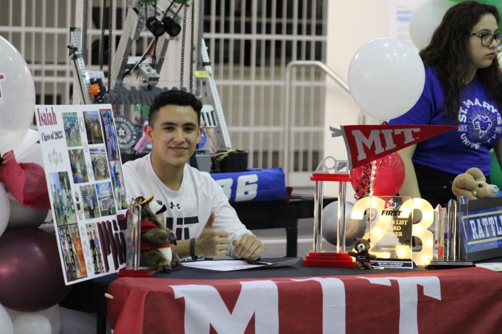 LRamirez_MHS's tweet photo. Today we hosted our #FIRST ever Robotics College Signing Day! I’m incredibly proud of all of our graduating seniors and I can’t wait to see what they accomplish in the future! #FIRSTinTexas #FIRSTInspires #TeamSISD #ChargedUp https://t.co/nMSgvmznZc
