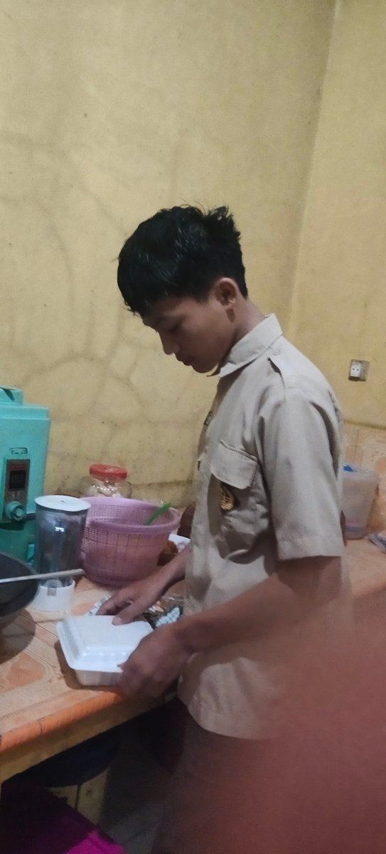 dovialfiando's tweet photo. Ayo kawan siapa yang kalo ada pelajaran tambahan exrakulikuler masih dibawain bekal buat makan siang seperti saya ..meski saya udah kelas 1 smk. https://t.co/hfQ10zUIaI