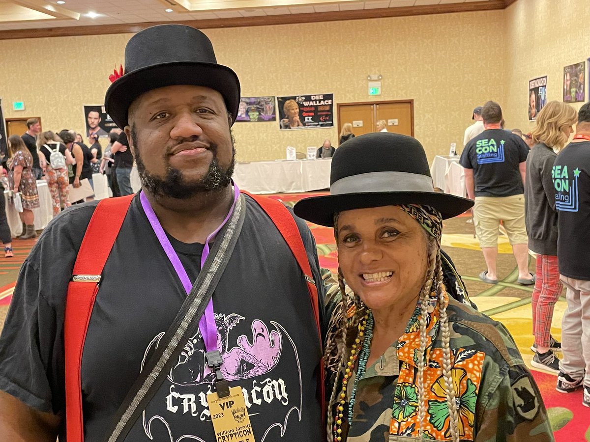 wiccaburr's tweet image. Got to meet the cryptkeeper himself and another celeb. #crypt23 #crypticonseattle2023 @crypticon