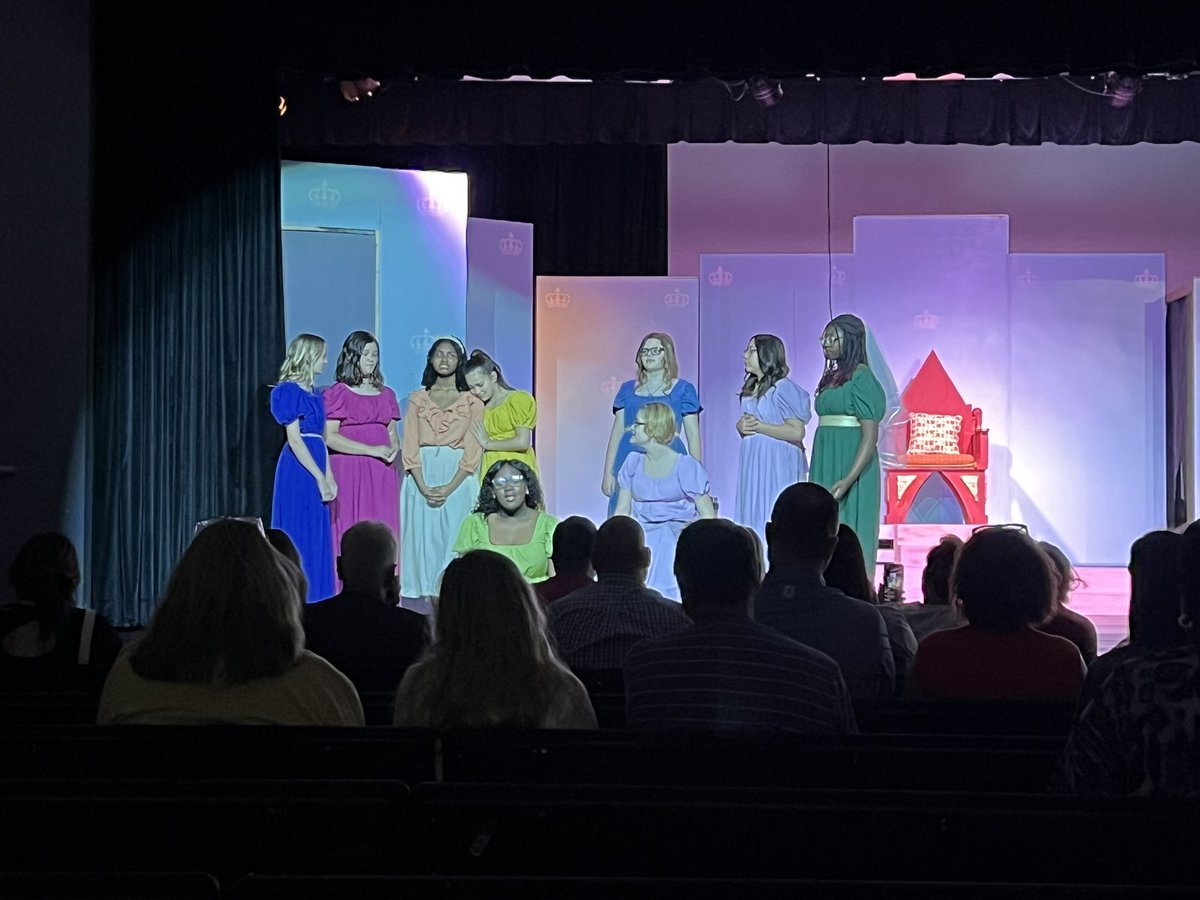 Fossil_Hill's tweet photo. Great opening night for Snow White at Fossil Hill! Two more shows tomorrow - 2 PM and 7 PM. 👏🏼🐾🎭🐾👏🏼 #PantherPride #celebrateKISD #KISDFineArts #fhmslimitless https://t.co/gOuwXVWKcH