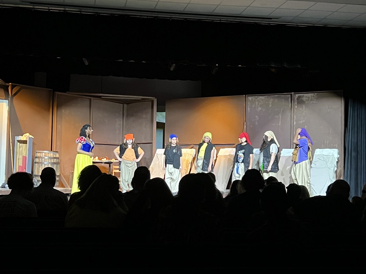 Fossil_Hill's tweet photo. Great opening night for Snow White at Fossil Hill! Two more shows tomorrow - 2 PM and 7 PM. 👏🏼🐾🎭🐾👏🏼 #PantherPride #celebrateKISD #KISDFineArts #fhmslimitless https://t.co/gOuwXVWKcH