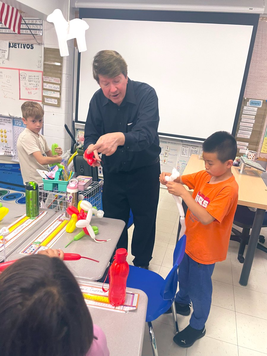 D59JulietteLow's tweet photo. Explore More Day was a blast today! Thanks @LowPto ! @CCSD59 💪🏽 https://t.co/IQL7QLoWXa