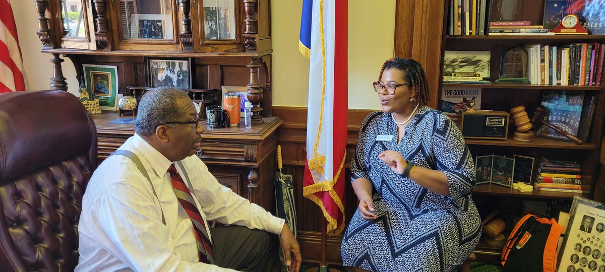 Peacock Proud to visit with my former UTA Social Work Program intern, Deja Hill. She is currently a City Council member in Manor, Texas serving 6 years now. UTA/SW internship class of 2007.

#UTA
#UTASocialWork
#SD23