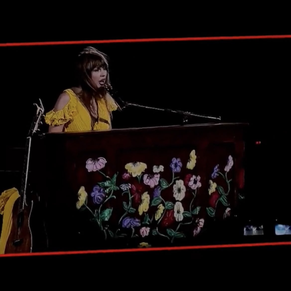 vinylswift89's tweet photo. wait does the border of the screen always light up in the color of the album for surprise songs?? https://t.co/3IoUiN8gNK
