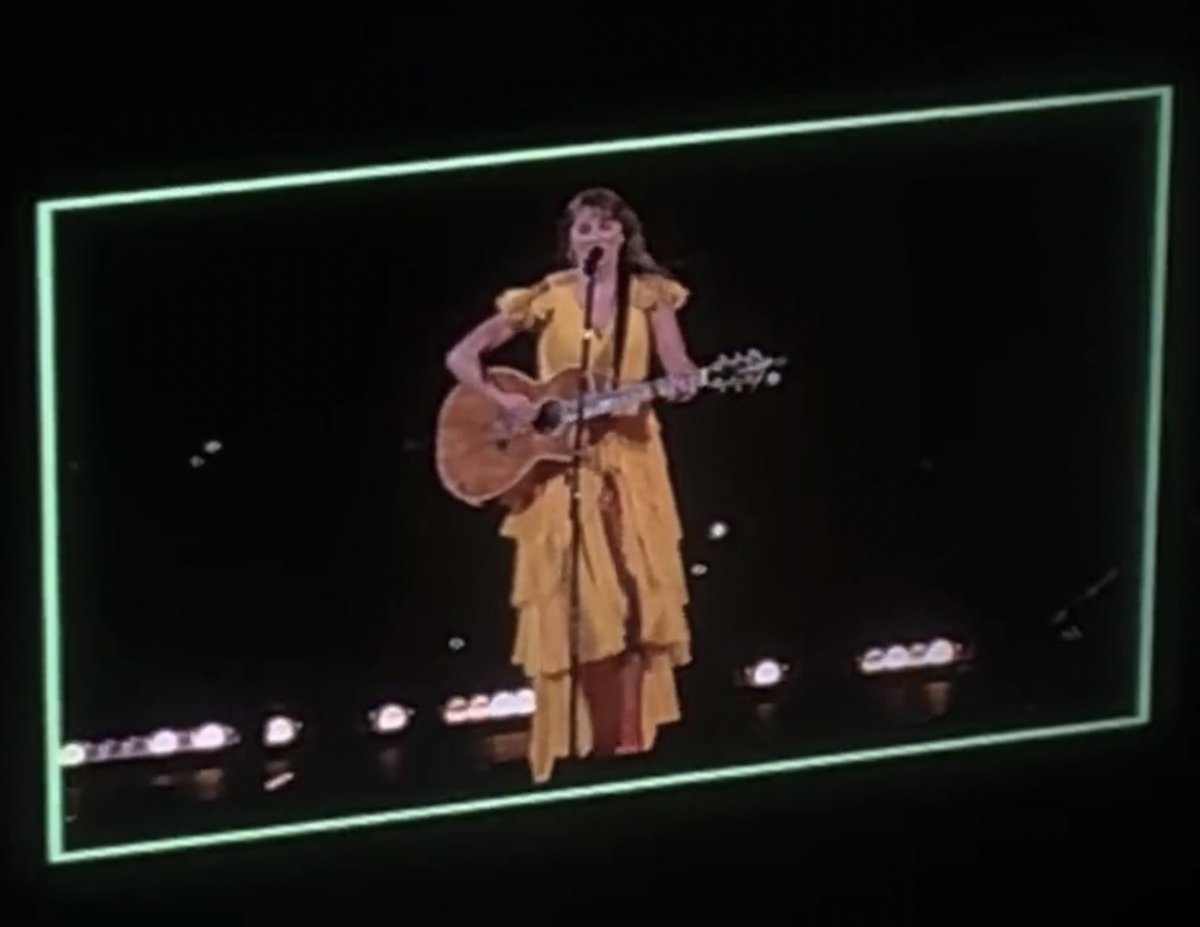 vinylswift89's tweet photo. wait does the border of the screen always light up in the color of the album for surprise songs?? https://t.co/3IoUiN8gNK