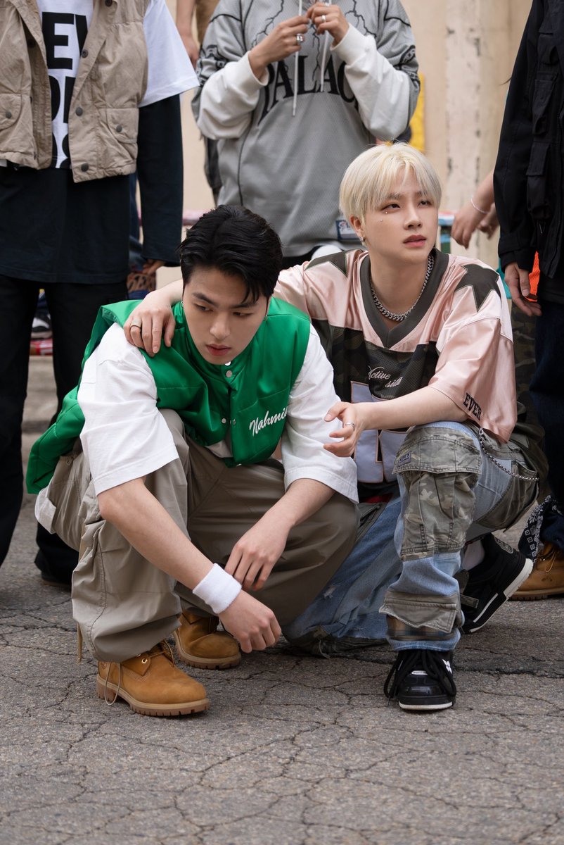 Classic_9794's tweet photo. JAY &amp; JUNE 🩷💚

iKON - 딴따라 Tantara MV Performance Behind Photo https://t.co/BsmkaJBytV