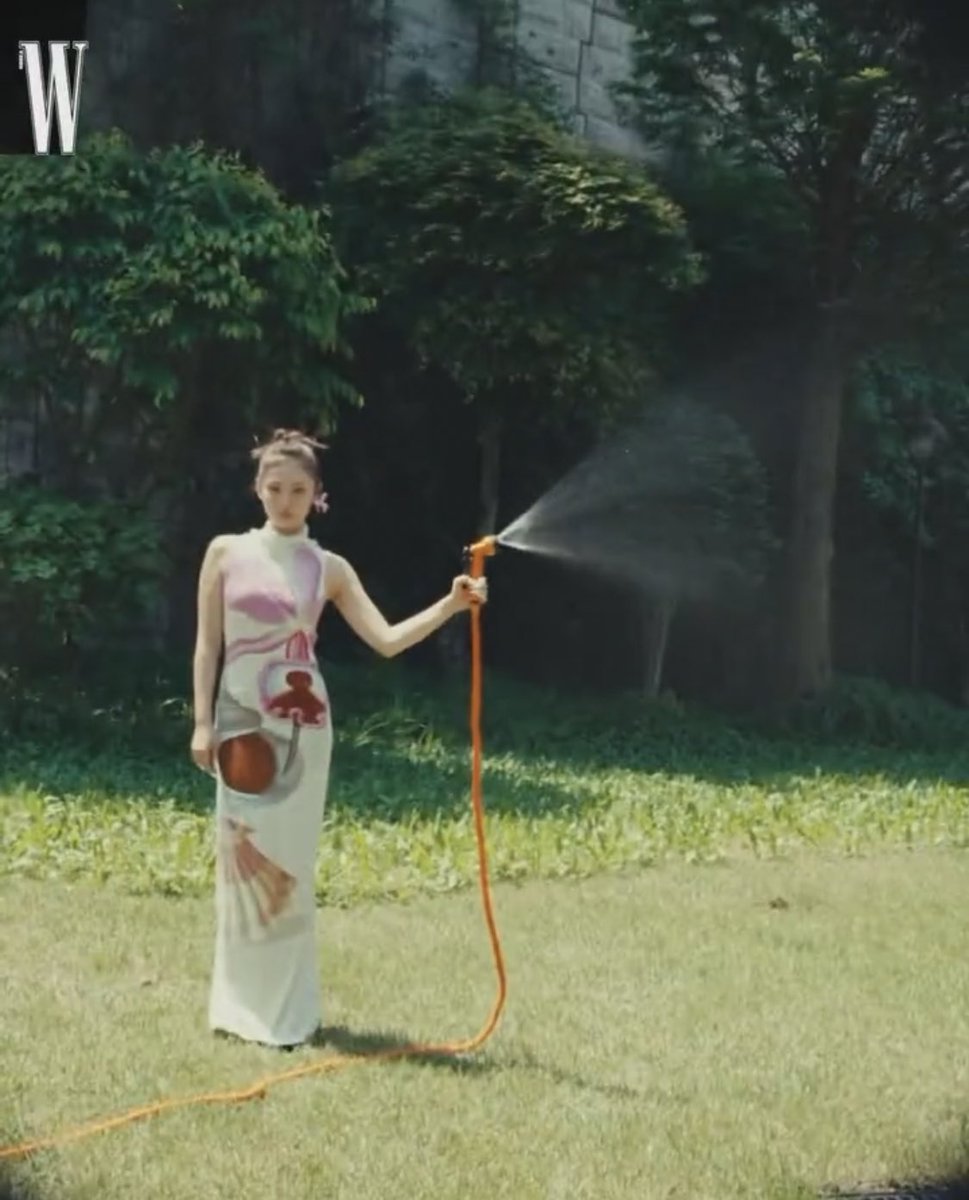 ต่อไปนี้จะรดน้ำต้นไม้ด้วยจริตยัยหนิงเท่านั้น รดให้รู้ว่ารดต้นไม้ตายช่างมัน