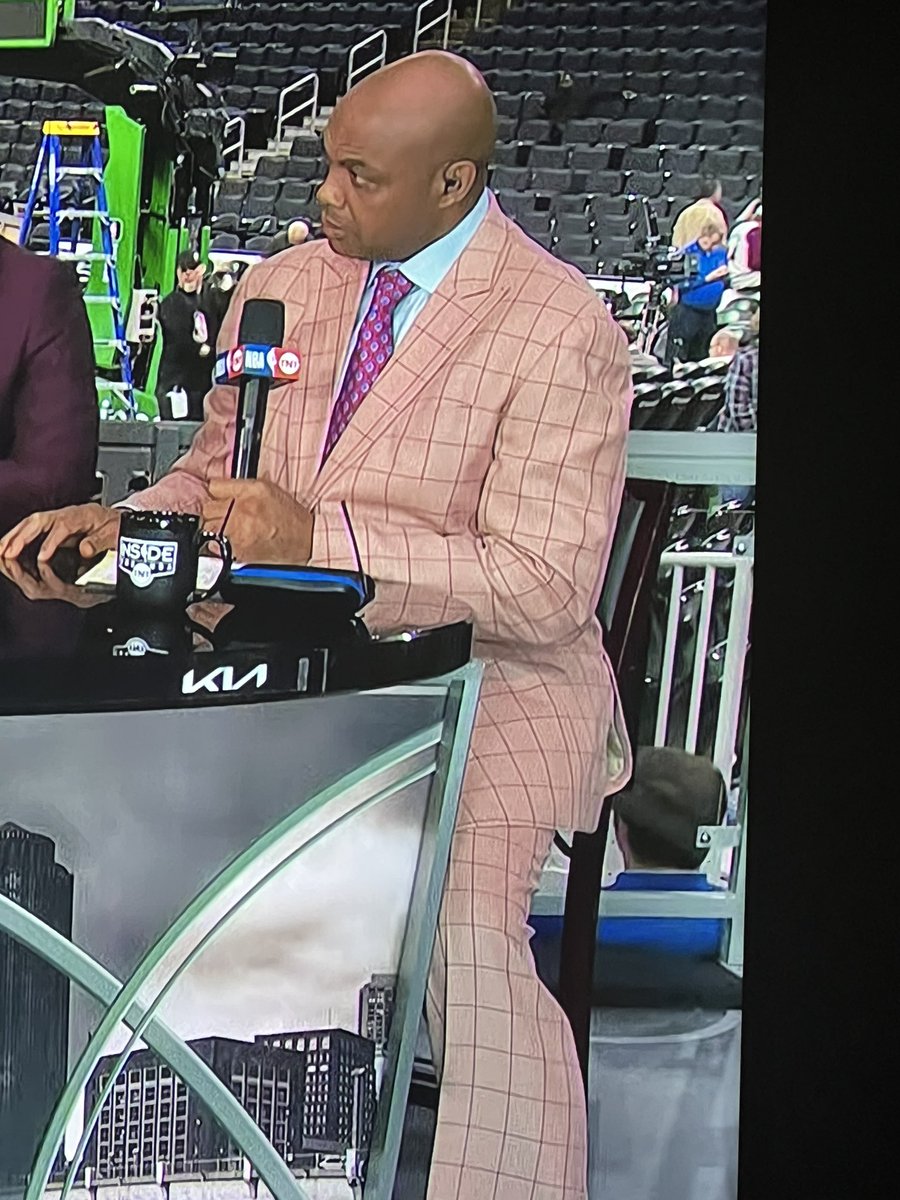Qdarkchocolate's tweet photo. Hey Chuck! I didn’t know they made magnolia tablecloths as suits @NBAonTNT @SHAQ @TurnerSportsEJ @TheJetOnTNT https://t.co/qcW7TtfR6U