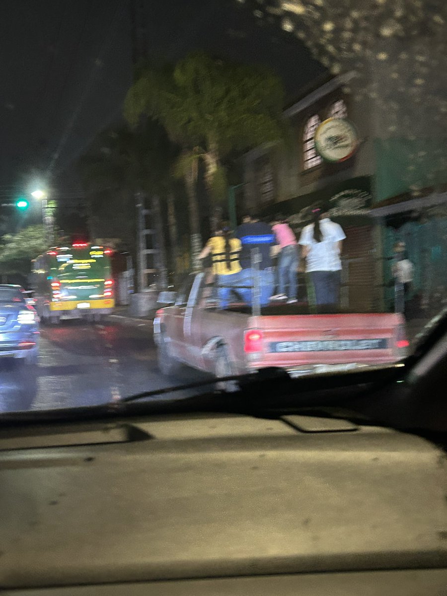 Gingerchii28's tweet photo. Seguridad al máximo sobre Javier Mina @Trafico_ZMG https://t.co/AftHlDWzXc