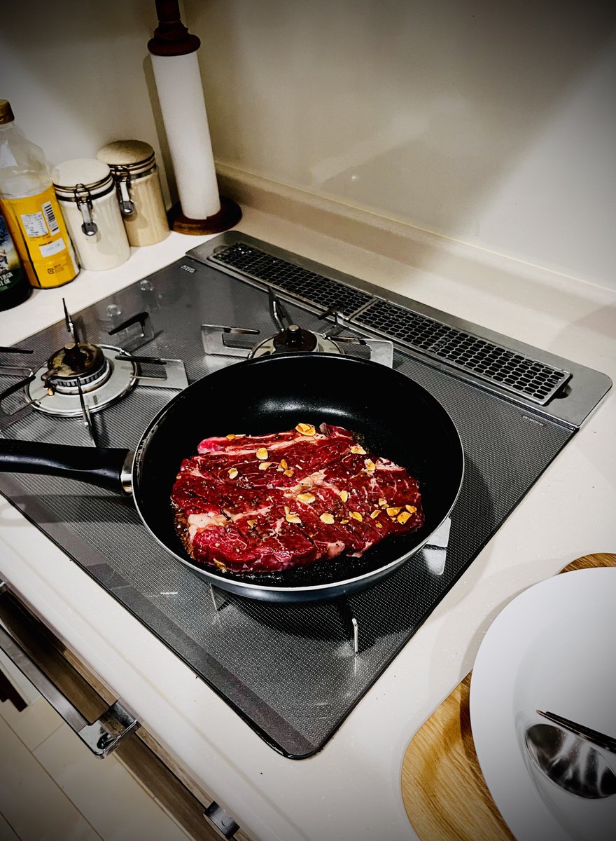 Sin_Uemura's tweet photo. さぁ…

焼くぜ！

でも問題はどのワインに🍷するかだな…

悩む(*´Д｀*)

#肉 #ワイン #夜勤明けだから今から晩御飯 https://t.co/YNCZrVi7al