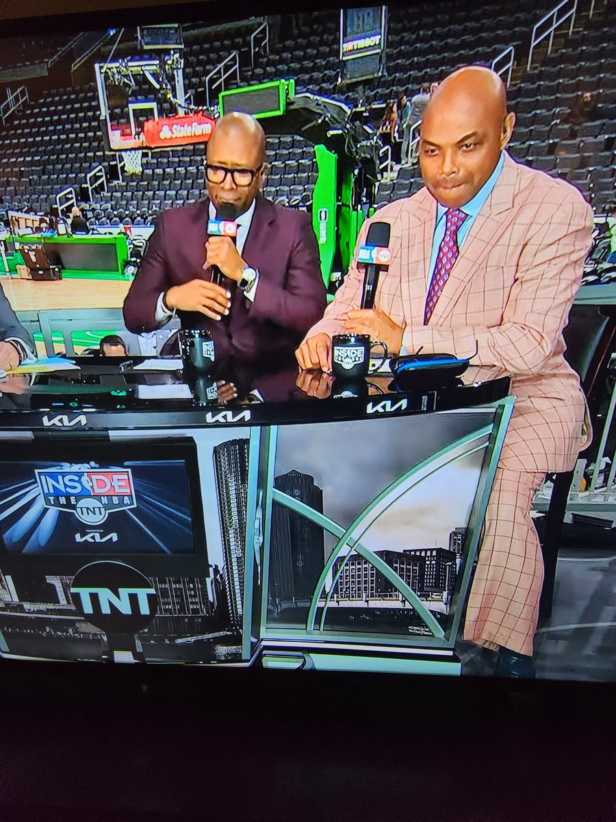 MayneWay's tweet photo. @SHAQ Chuck wearing bell bottoms?? 🤣 @NBAonTNT https://t.co/6CsV9sbWY3
