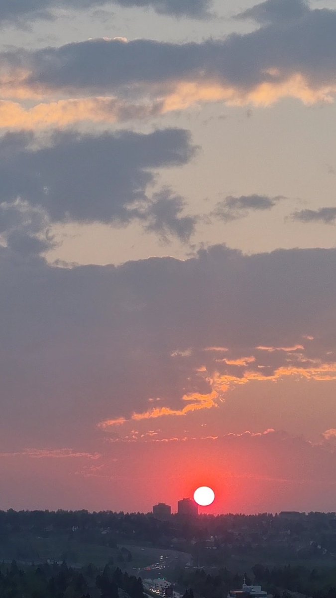 mary_artme's tweet photo. Sugar aster sunset, vanilla smoke and deep breath of fresh air after days of smog #yyc #calgarysunset #Alberta https://t.co/dJ3QuyilpF