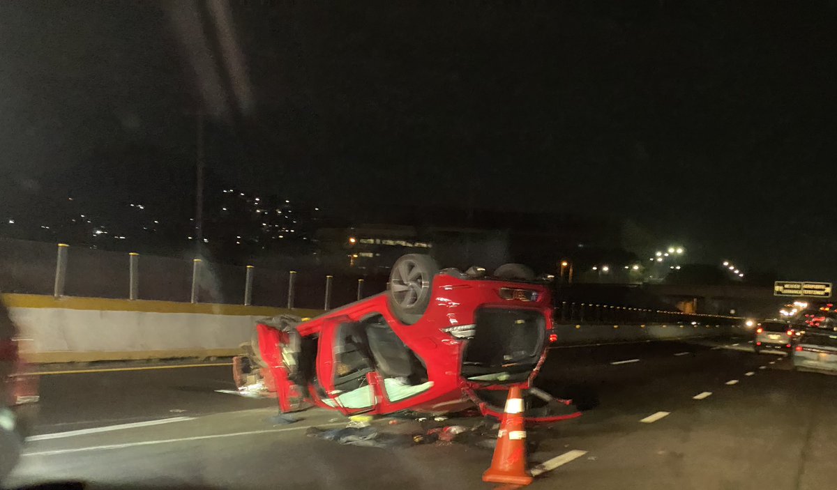 Jessrv12's tweet photo. Fuerte accidente en la Autopista Alpuyeca -Cuernavaca a la altura del Tec de Monterrey @LineaCaliente @MrElDiablo8 #Morelos https://t.co/FitgL5Dj4d