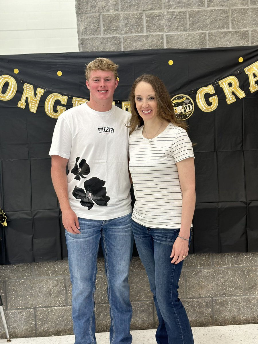 EdwardsFam98's tweet photo. First and Last Day of School. Proud of this kid, what a ride it’s been! @sunshine_003   @Caden03Edwards    @edwardsfam13 https://t.co/Fik2fG5srf