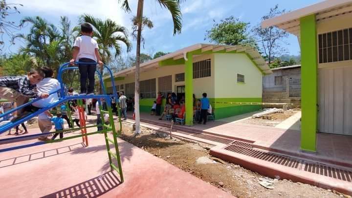 TVMASSB1's tweet photo. Con la presencia de las  autoridades departamentales  de  Santa Bárbara  y el ministro del FHIS  Octavio Pineda  en representacion de el gobierno central se  inauguro  el  Jardín de  Niños "Luis Sabillon " en la aldea  de San José de Oriente  municipio de Ilama. Cabe https://t.co/W7QMHcVHDm