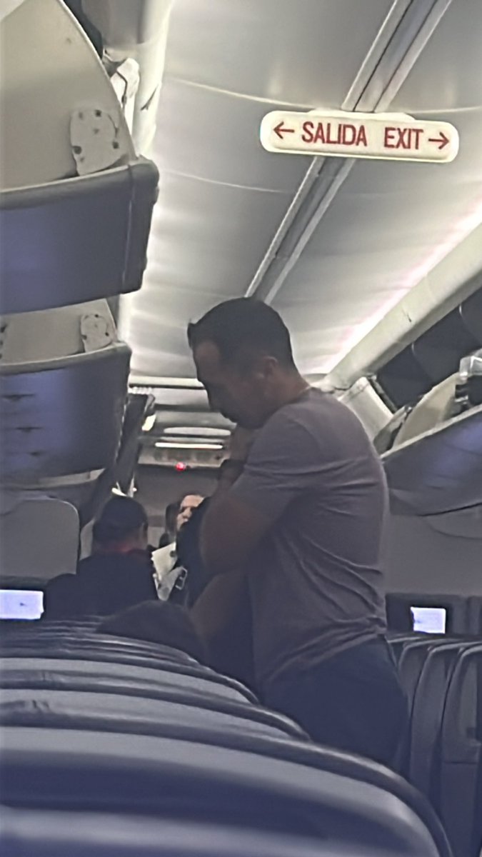 En el vuelo de CDMX a Mty 
<a href="/ROLANDOELBALON_/">𝙍⚽𝙇𝘼𝙉𝘿⚽ 𝙀𝙇 𝘽𝘼𝙇⚽𝙉</a> 
Para la raza que lo quiera venir a recibir al aeropuerto