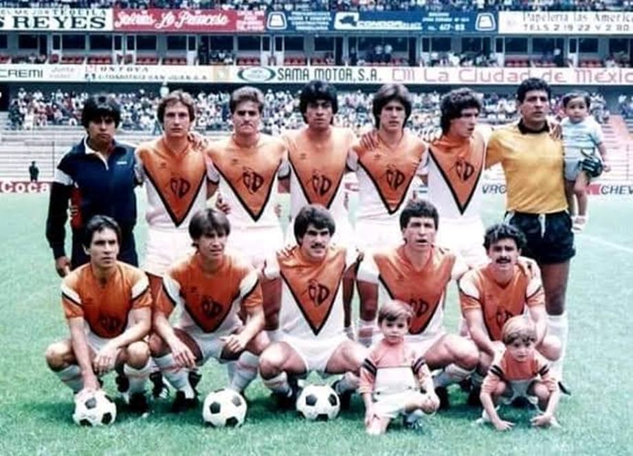 Les decian 'sobras' del Queretaro. No solo recibian los jugadores del América que los cremas ya no ocupaban sino que su uniforme era el mismo diseño pero en colores mucho mas feos.