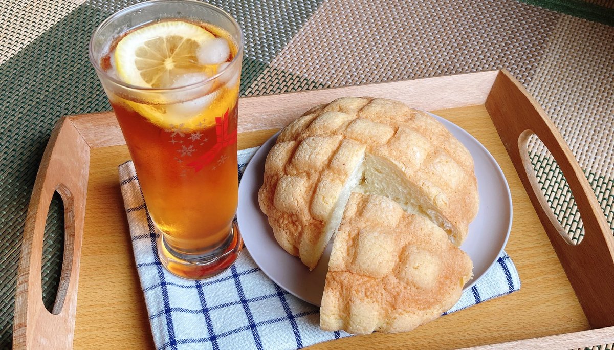 Melon-shaped buns with iced tea soda.  メロンパンと紅茶ソーダ