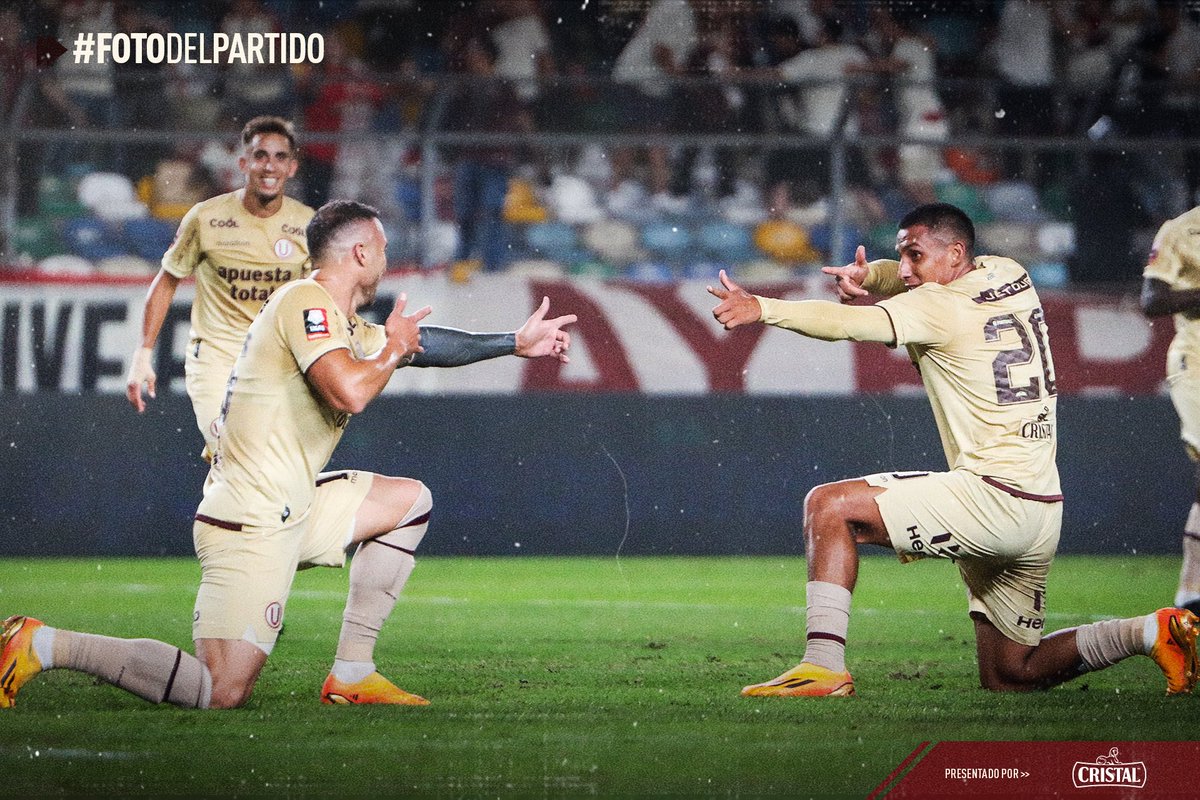 Universitario's tweet photo. 𝙀𝙨𝙩𝙤𝙨 𝙙𝙤𝙨 𝙣𝙤𝙨 𝙖𝙡𝙚𝙜𝙧𝙖𝙧𝙤𝙣 𝙚𝙡 𝙛𝙞𝙣 𝙙𝙚 𝙨𝙚𝙢𝙖𝙣𝙖 😅

La fotazo de una noche MONUMENTAL.

#ConLaUHastaElFinal https://t.co/7faI8hvkwj