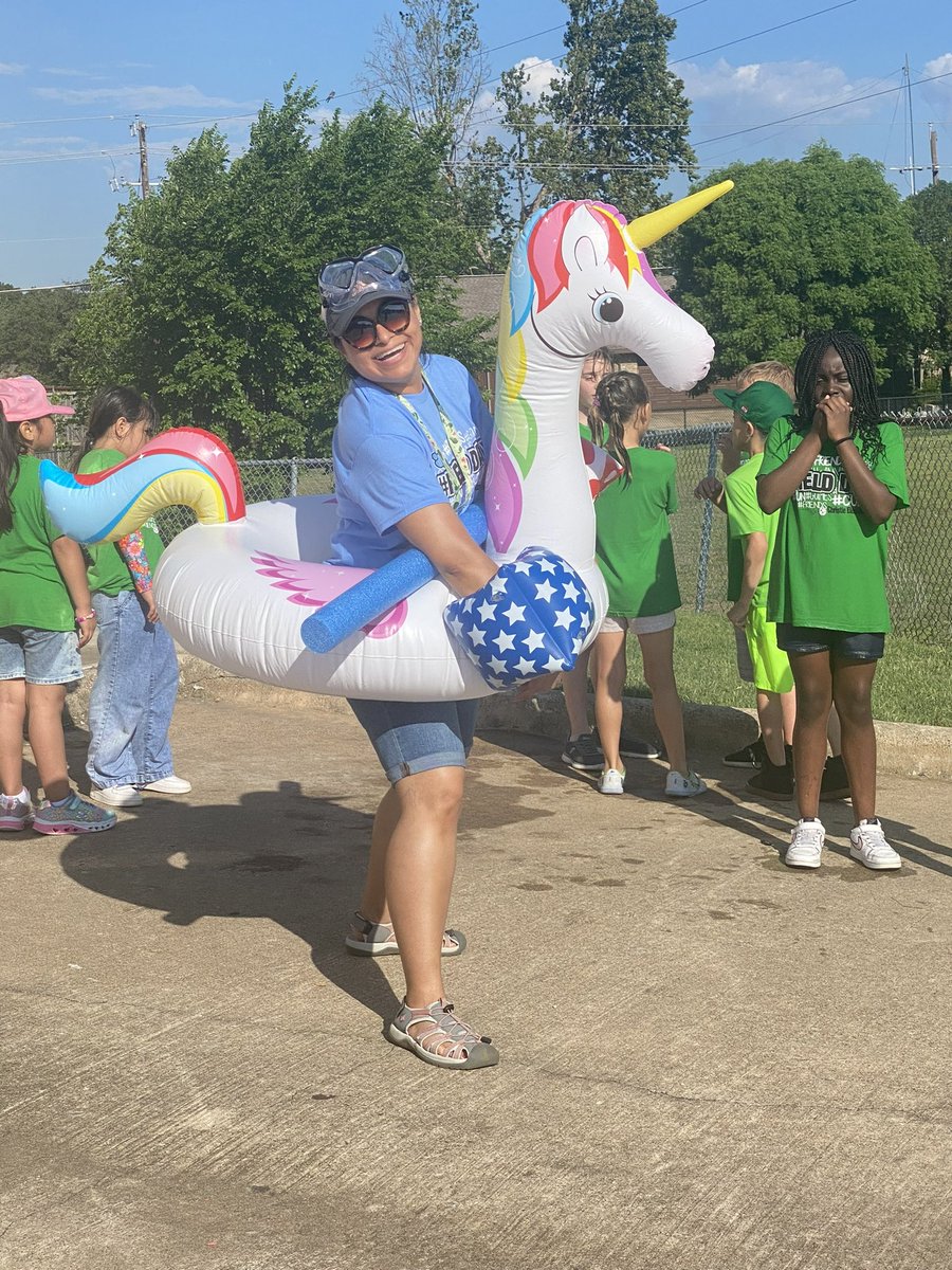 Sra_Wade's tweet photo. Field Day was a BLAST! #christienation #christiecubs #christiecub4life #SraWade2nd https://t.co/QKar2AIyKO