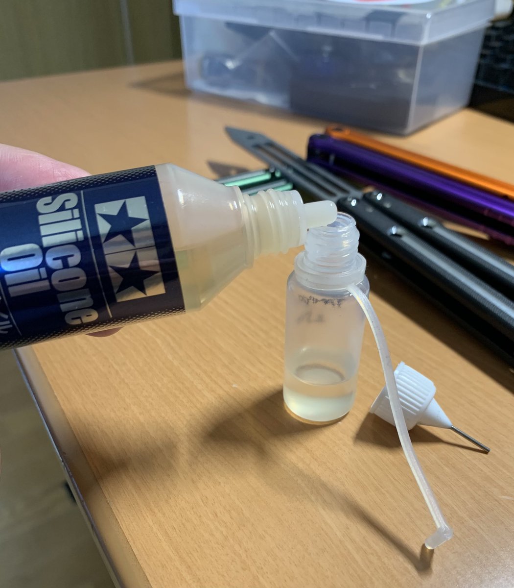 apple_pain's tweet photo. タミヤのシリコンオイル250を使ってます。KPLやSquid標準(Hoppe'sNo.9(銃用))はおそらく粘度100、タミヤで近いのは250、だいたい同じぐらい。
手で触る物なので人体に無害、国産はありがたい。コスパ最高。

#TAMIYA #SiliconeOil #PivotLube
#balisong  #butterflyknife 
#バタフライナイフトレーナー https://t.co/ExOl09RRfe